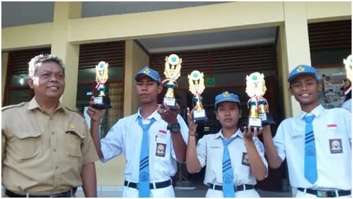  TROPHIES ON MONDAY SENIN, 3 OKTOBER 2016