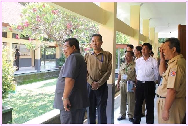 PEMANTAUAN PELAKSANAAN UN OLEH BUPATI DI SMKN 3 SINGARAJA