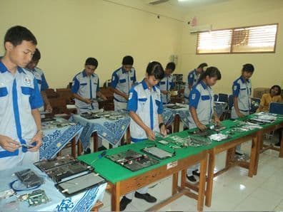 DIT PSMK JAKARTA LAGI-LAGI MEMPERCAYAI  SISWA-SISWI SMK NEGERI 3 SINGARAJA MELAKSANAKAN PERAKITAN LAPTOP DAN KOMPUTER