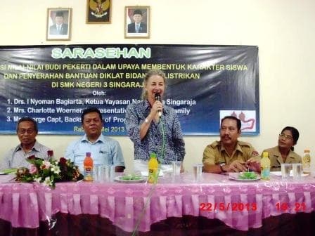 PENYERAHAN DANA BANTUAN BIDANG KELISTRIKAN DARI SWISS FOUNDATION  DI SMK NEGERI 3 SINGARAJA