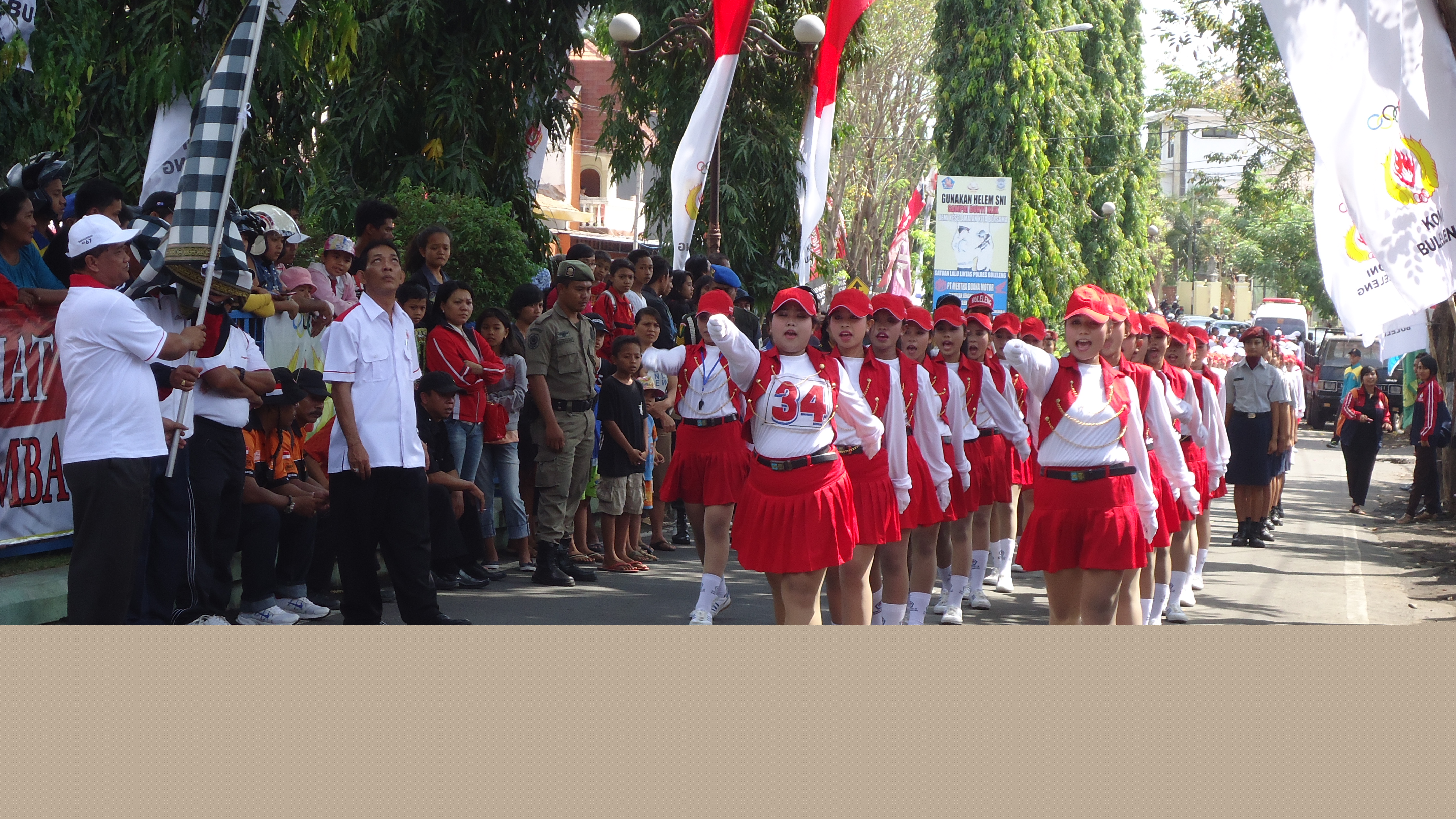 Kontingen Gerak Jalan Dewasa Putri SMK NEGERI 3 SINGARAJA Menjadi Juara Tiga