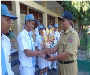 PIALA UNTUK SEKOLAH PADA UPACARA BENDERA SENIN 11 JANUARI 2016