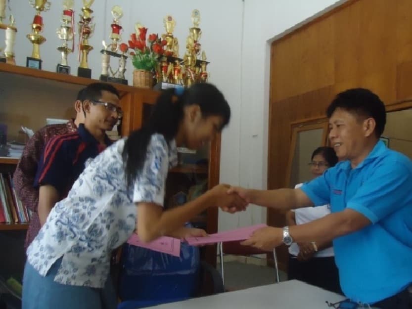 KEPALA DINAS PENDIDIKAN KABUPATEN BULELENG MELEPAS GURU DAN SISWA SMK NEGERI 3 SINGARAJA, KE MANILA