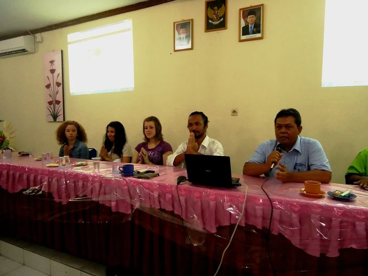SMK NEGERI 3 SINGARAJA KOLABORASI DENGAN OMUNITY BALI (SUDAJI) DAN MAHASISWI AMERIKA