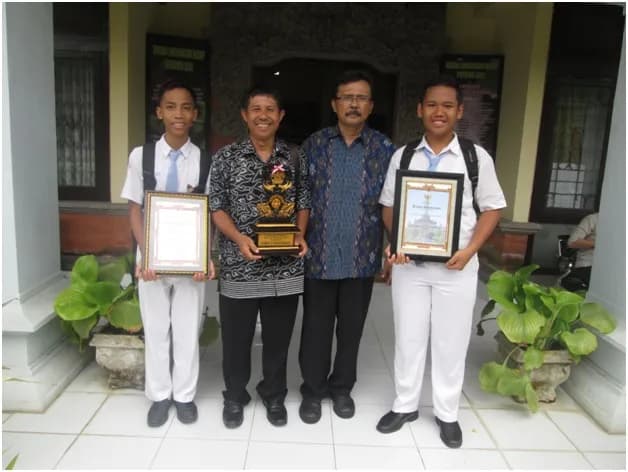 SENIN SARAT PIALA DI SEKOLAH ADIWIYATA TINGKAT PROVINSI BALI 2014, SMK N 3 SINGARAJA